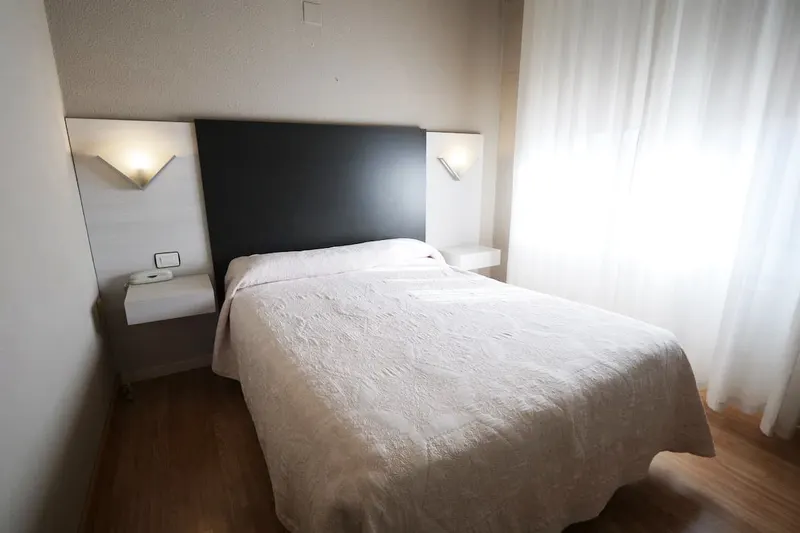 Habitación doble luminosa con cama de matrimonio