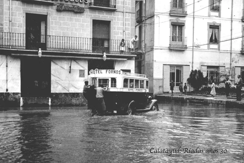 El autobús del Hotel Fornos durante las riadas de los años 30 en Calatayud