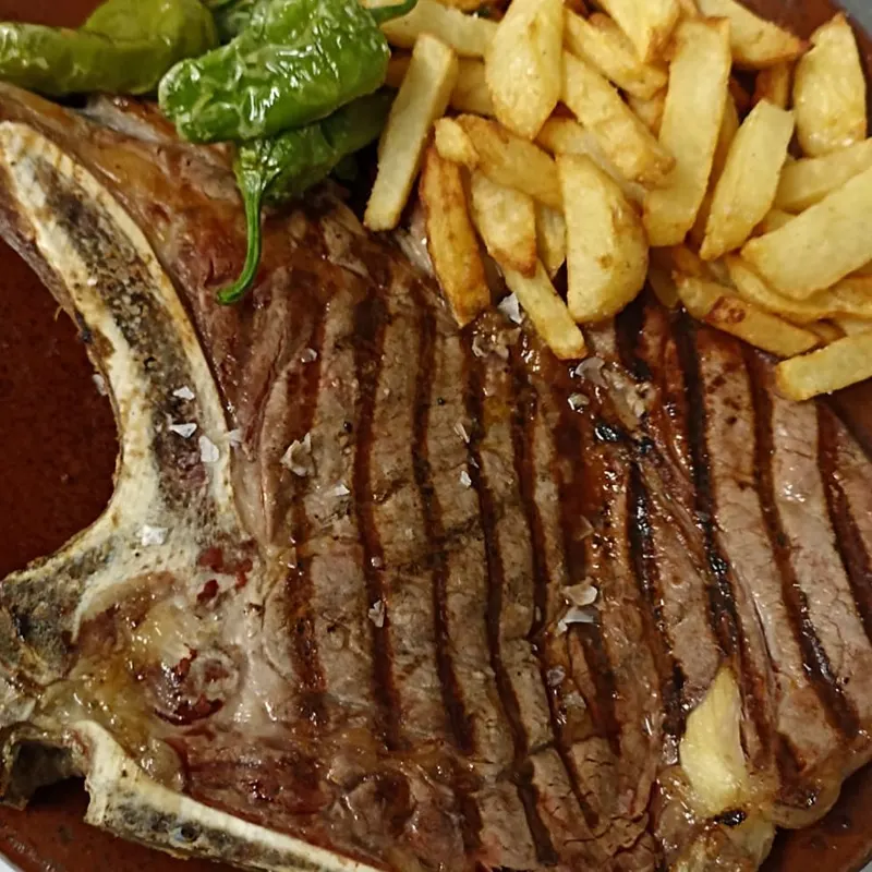 Entrecot a la brasa con patatas y pimientos