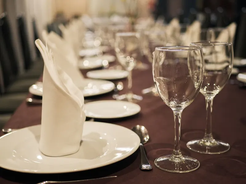 Mesa preparada en el restaurante del Hotel Fornos